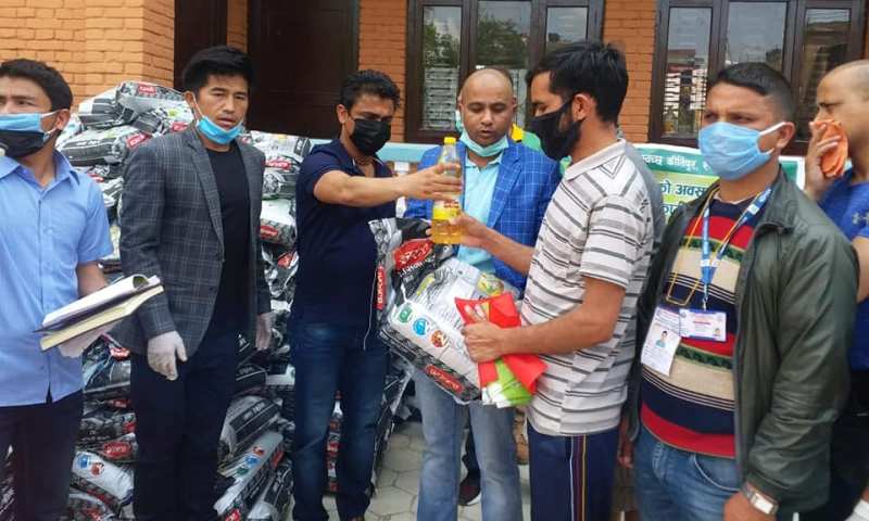 नौ सय विद्यार्थीलाई शिखरदीप सहकारीको सहयोग 